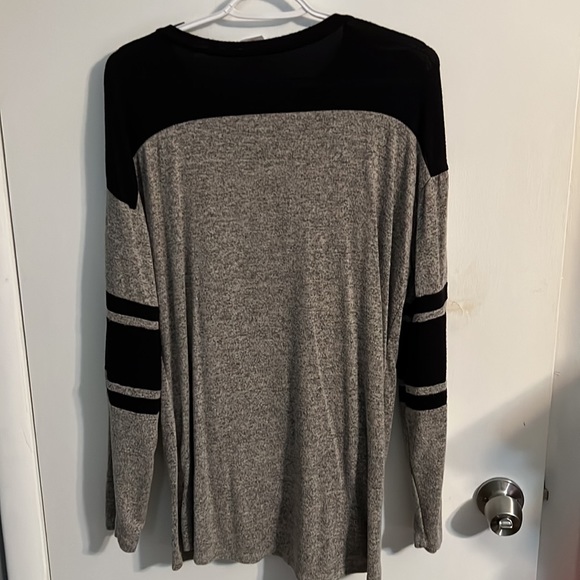 Juniors sweater - Picture 2 of 3